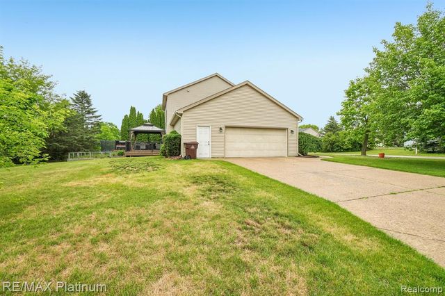 2353 Chestnut Bend, Howell, MI 48855