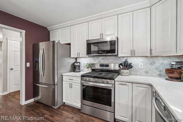 2353 Chestnut Bend, Howell, MI 48855