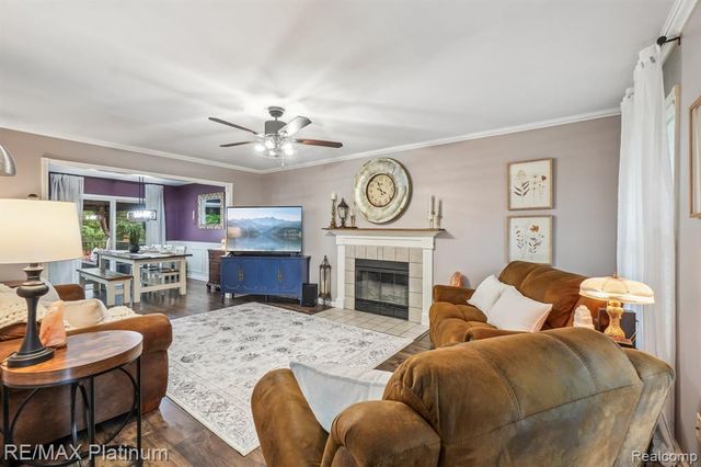 2353 Chestnut Bend, Howell, MI 48855