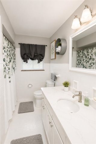 951 E Square Lake, Troy, MI 48085