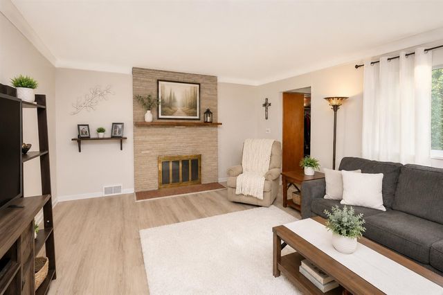 951 E Square Lake, Troy, MI 48085