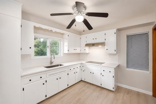 951 E Square Lake, Troy, MI 48085