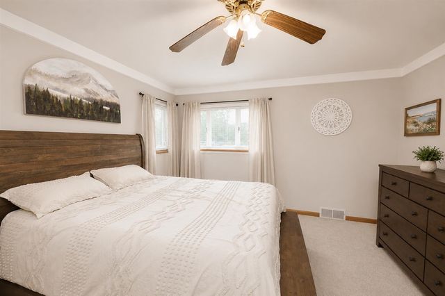 951 E Square Lake, Troy, MI 48085