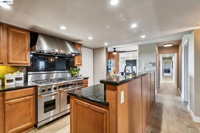 15 Surmont Ct, Lafayette, CA 94549