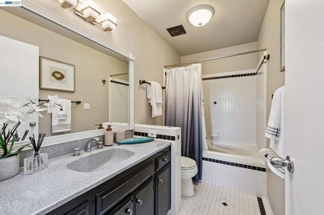 15 Surmont Ct, Lafayette, CA 94549