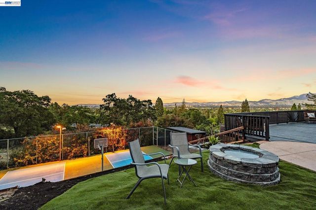 15 Surmont Ct, Lafayette, CA 94549