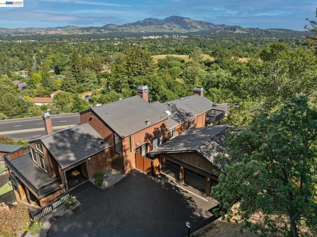 15 Surmont Ct, Lafayette, CA 94549