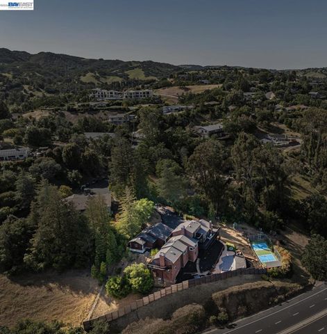 15 Surmont Ct, Lafayette, CA 94549