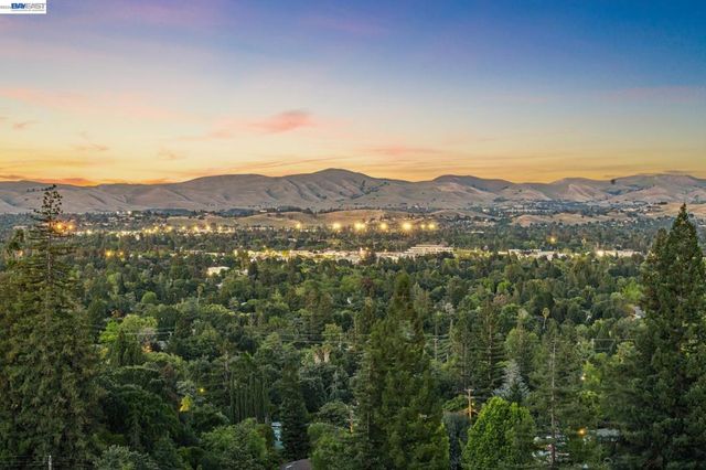 15 Surmont Ct, Lafayette, CA 94549
