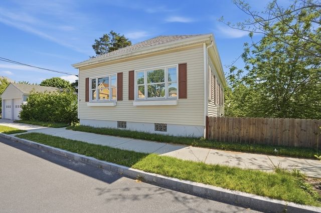 30 Buttonwood Rd, Dartmouth, MA 02748