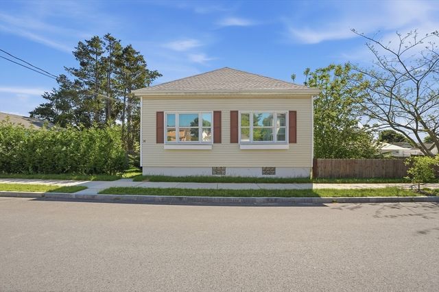 30 Buttonwood Rd, Dartmouth, MA 02748