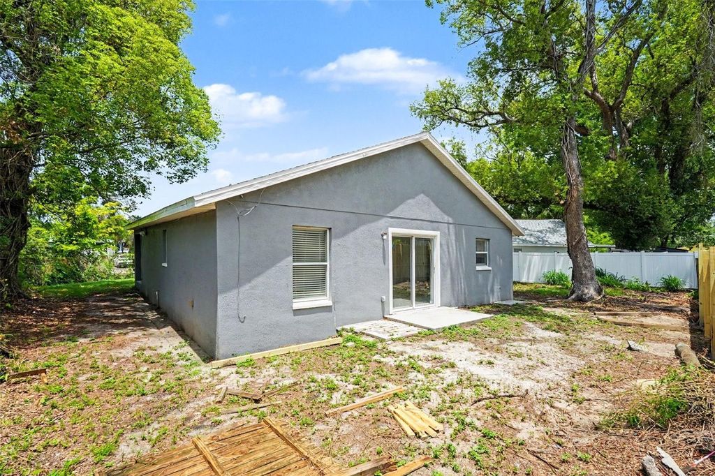 Image 15 of property listing at 1915 E MCBERRY STREET, Tampa, FL 33610
