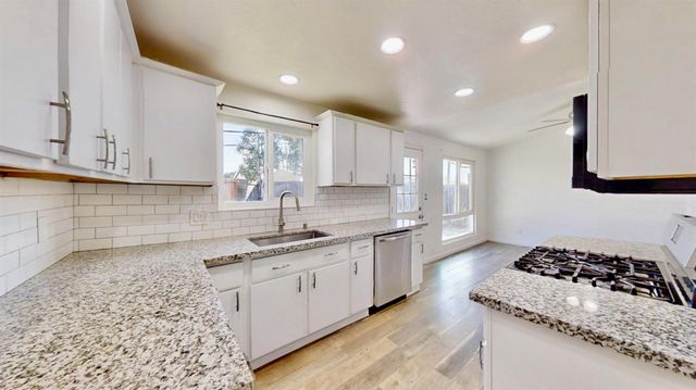 6636 Thomas Dr, North Highlands, CA 95660