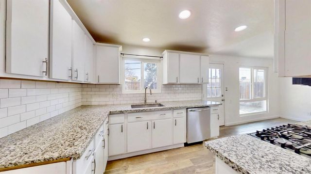 6636 Thomas Dr, North Highlands, CA 95660