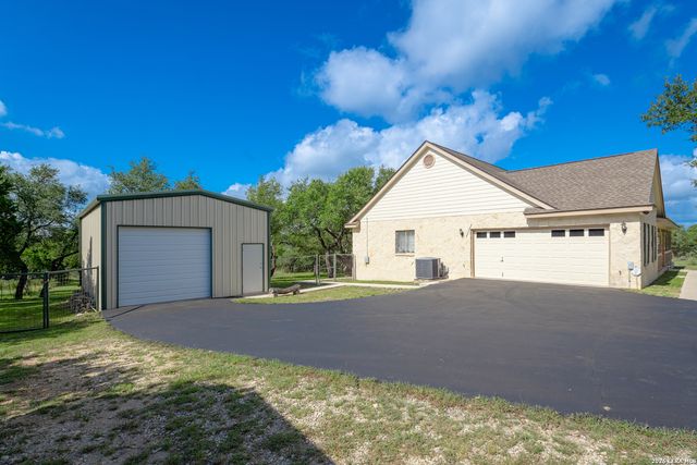 6211 YORKSHIRE DR, Spring Branch, TX 78070