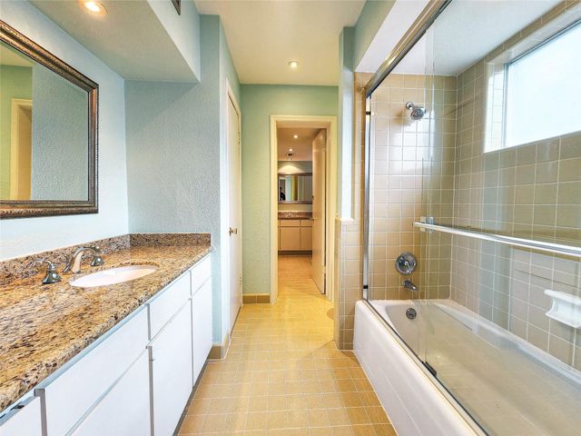 12 Kings Row, Houston, TX 77069