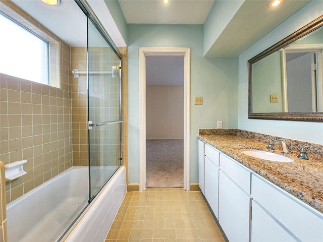 12 Kings Row, Houston, TX 77069