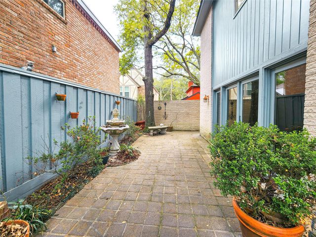 12 Kings Row, Houston, TX 77069