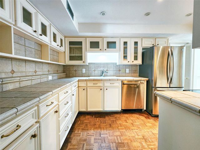 12 Kings Row, Houston, TX 77069