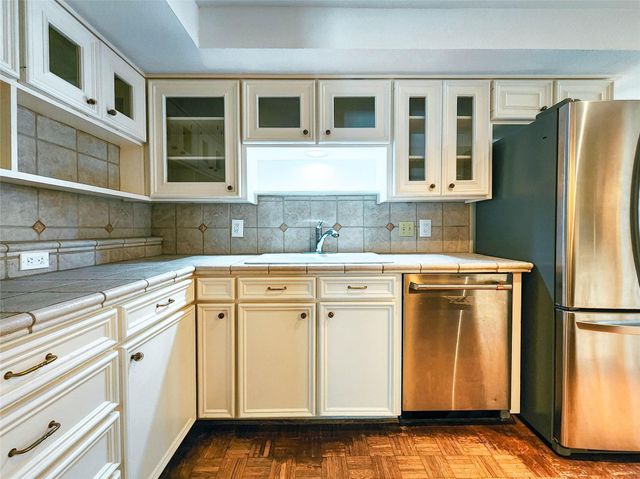 12 Kings Row, Houston, TX 77069
