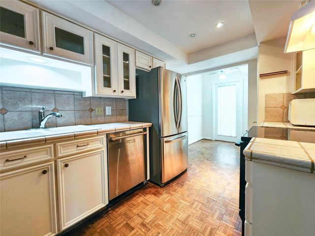 12 Kings Row, Houston, TX 77069