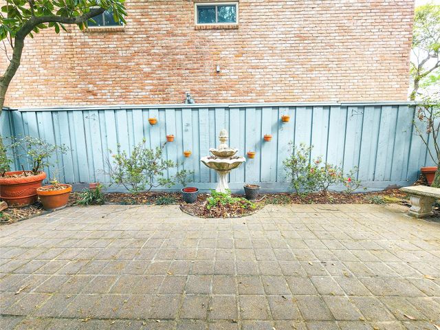 12 Kings Row, Houston, TX 77069