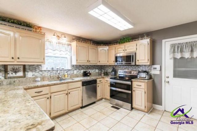 191 Henry Drive, Gray, GA 31032