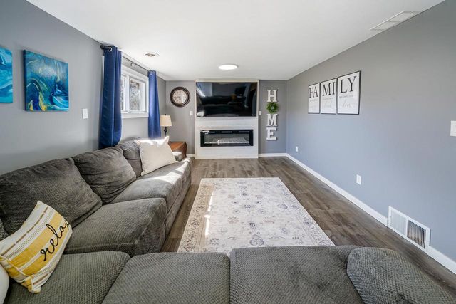 1835 DEXTER STREET, New London, WI 54961