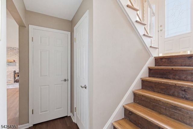 11 Overlook Dr, Rockaway Boro, NJ 07866