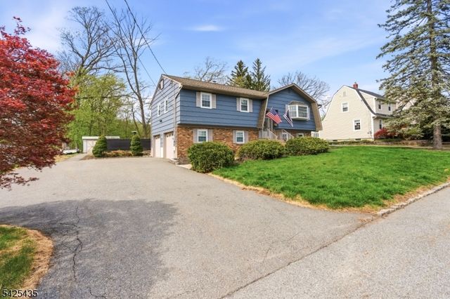 11 Overlook Dr, Rockaway Boro, NJ 07866