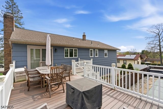 11 Overlook Dr, Rockaway Boro, NJ 07866