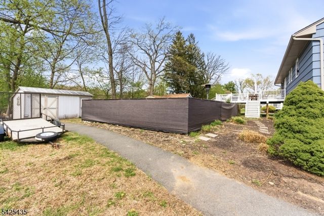 11 Overlook Dr, Rockaway Boro, NJ 07866