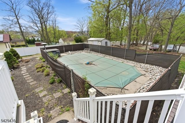 11 Overlook Dr, Rockaway Boro, NJ 07866