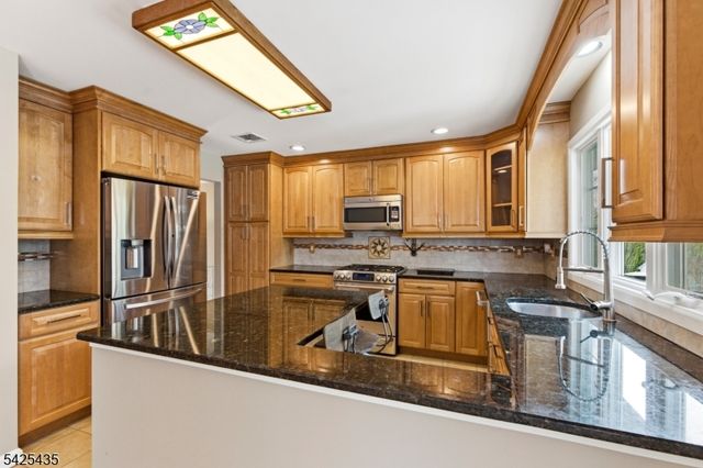 11 Overlook Dr, Rockaway Boro, NJ 07866