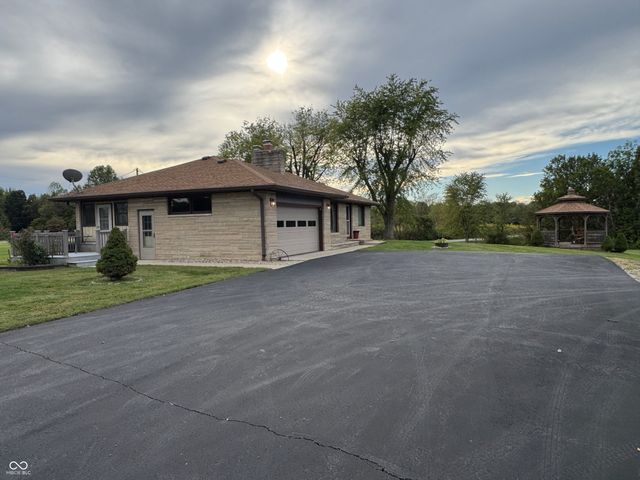 2750 W 750 S, Trafalgar, IN 46181
