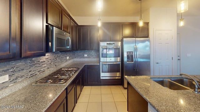 8007 S Dolphin Way, Tucson, AZ 85756