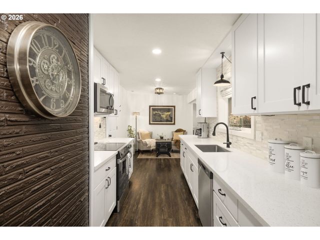 3240 OAKCREST Dr, Forest Grove, OR 97116