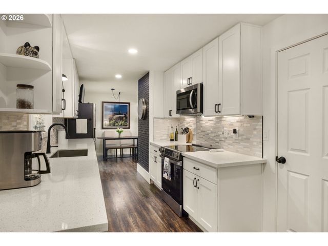 3240 OAKCREST Dr, Forest Grove, OR 97116