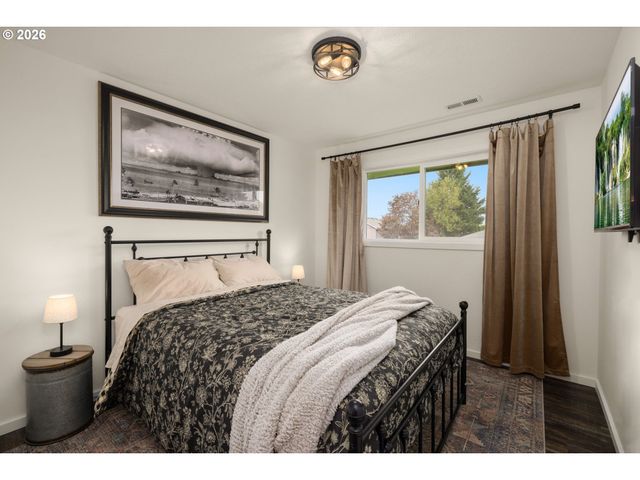 3240 OAKCREST Dr, Forest Grove, OR 97116