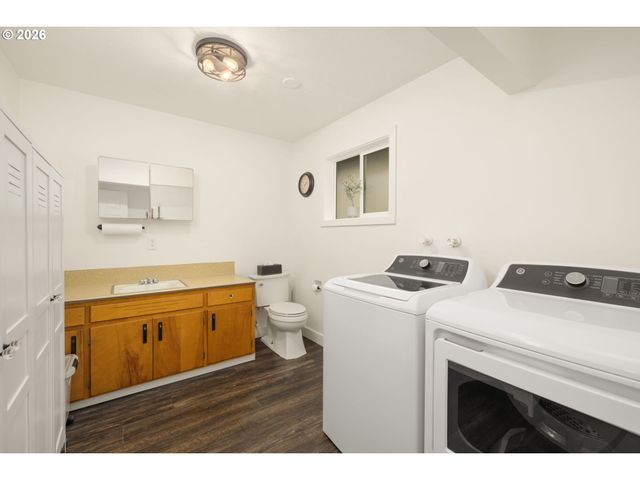 3240 OAKCREST Dr, Forest Grove, OR 97116