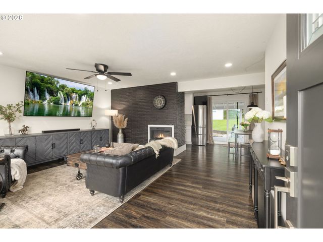 3240 OAKCREST Dr, Forest Grove, OR 97116