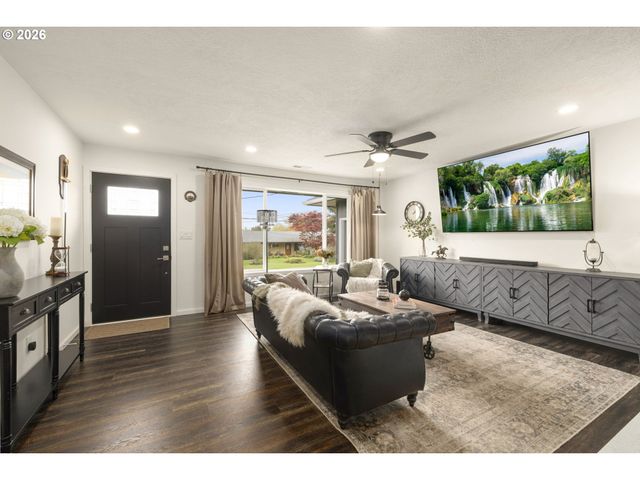 3240 OAKCREST Dr, Forest Grove, OR 97116