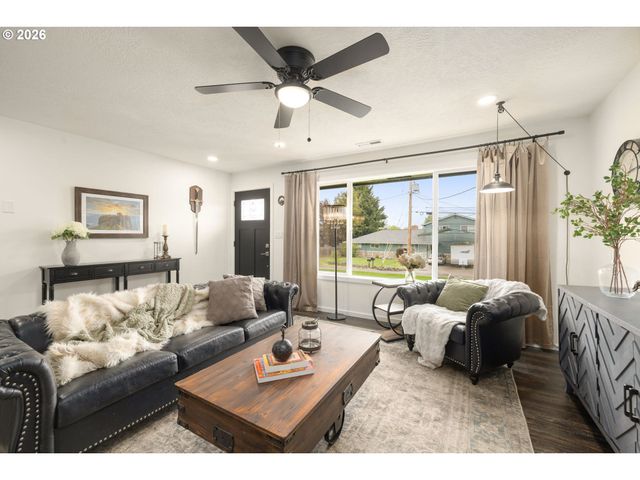 3240 OAKCREST Dr, Forest Grove, OR 97116