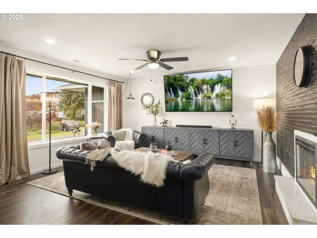 3240 OAKCREST Dr, Forest Grove, OR 97116