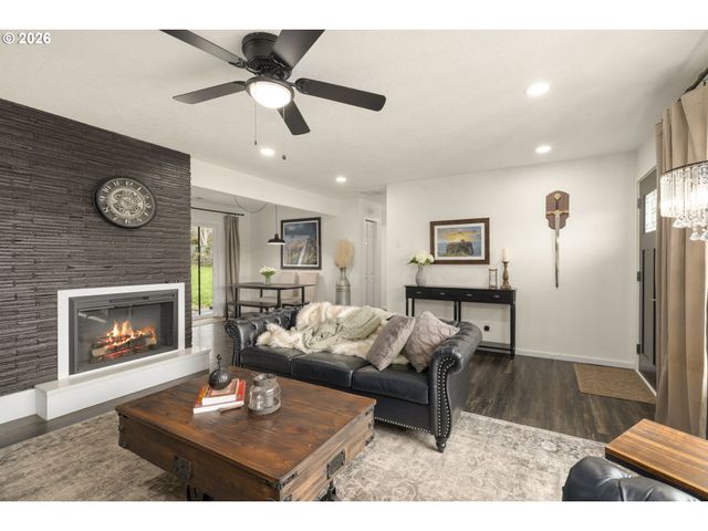 3240 OAKCREST Dr, Forest Grove, OR 97116
