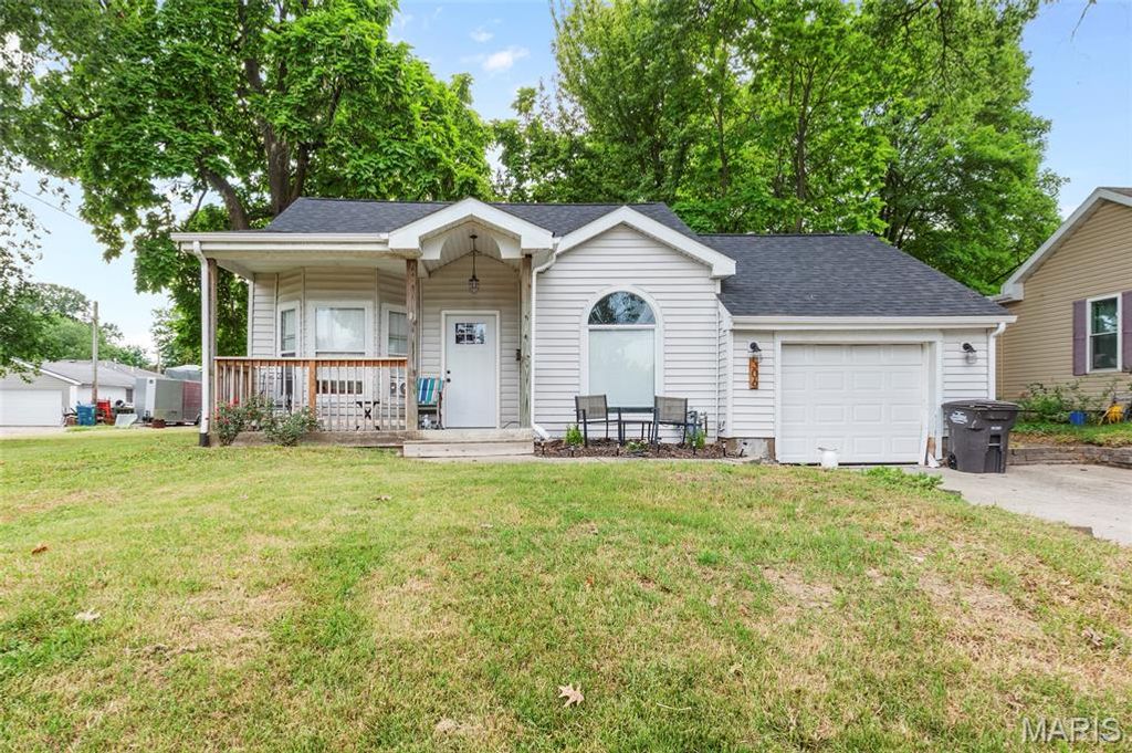 306 Staunton Road, Troy, IL 62294