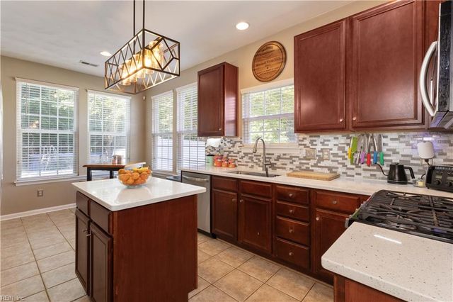 1029 English Oak Dr, Suffolk, VA 23434