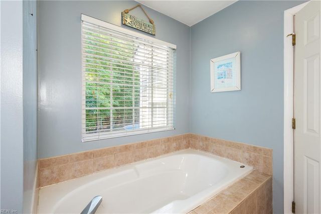 1029 English Oak Dr, Suffolk, VA 23434