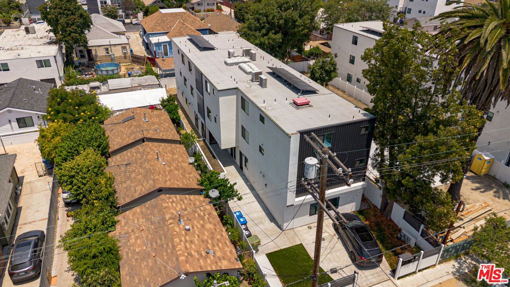Image 11 of property listing at 1597 W 37th Street, Los Angeles, CA 90018