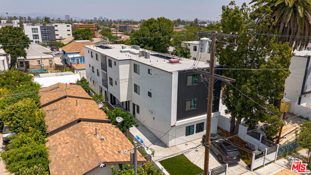 Image 14 of property listing at 1597 W 37th Street, Los Angeles, CA 90018